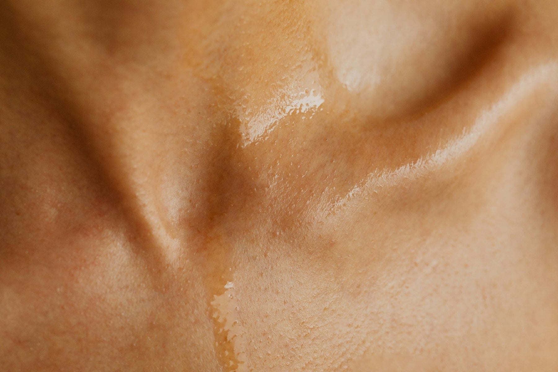 Body Oils vs Dry Oils: What’s Best for Your Skin?